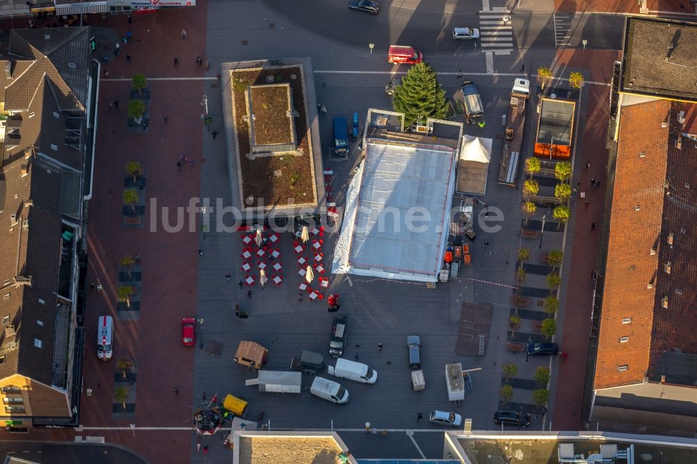 Dinslaken von oben - Aufbau einer Spritz- Eisbahn am Neutorplatz im Innenstadt- Zentrum in Dinslaken im Bundesland Nordrhein-Westfalen