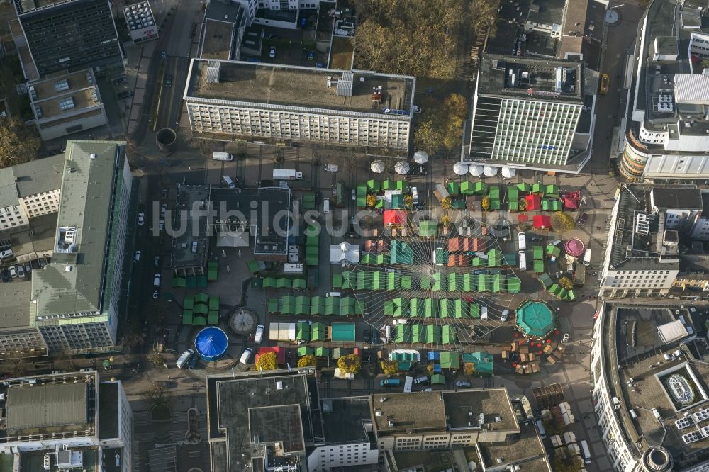 Luftaufnahme Essen - Aufbau des Weihnachtsmarktes auf dem Kennedyplatz in Essen im Bundesland Nordrhein-Westfalen