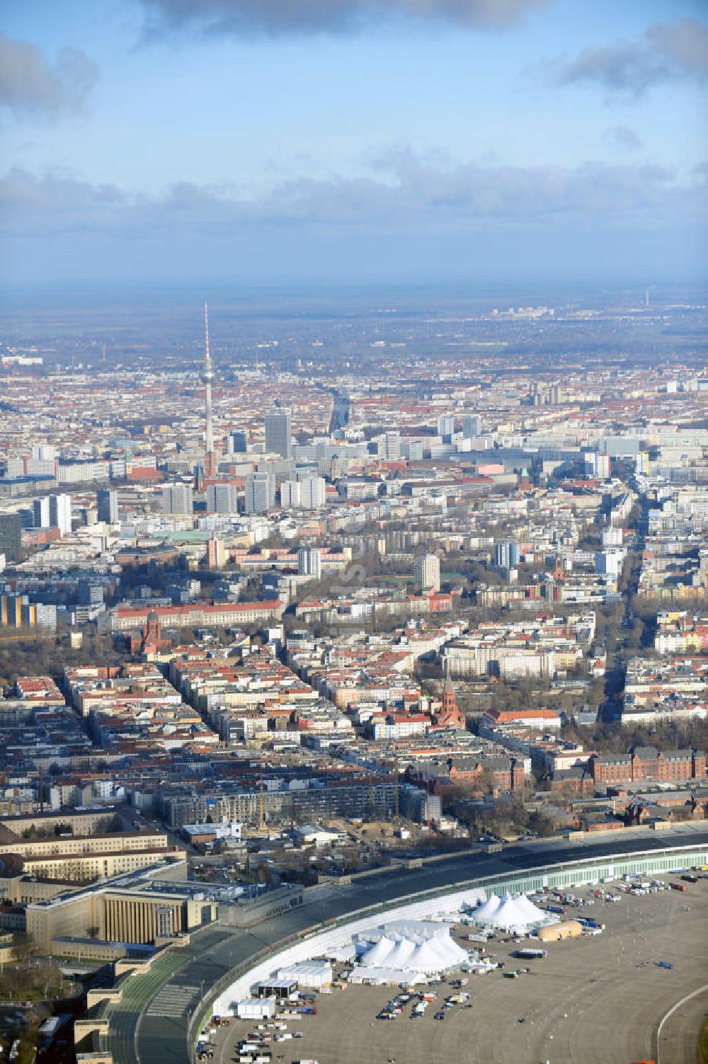 Luftbild Berlin - Aufbauarbeiten zur Fachmesse Bread & Butter auf dem ehemaligen Flughafen Berlin - Tempelhof