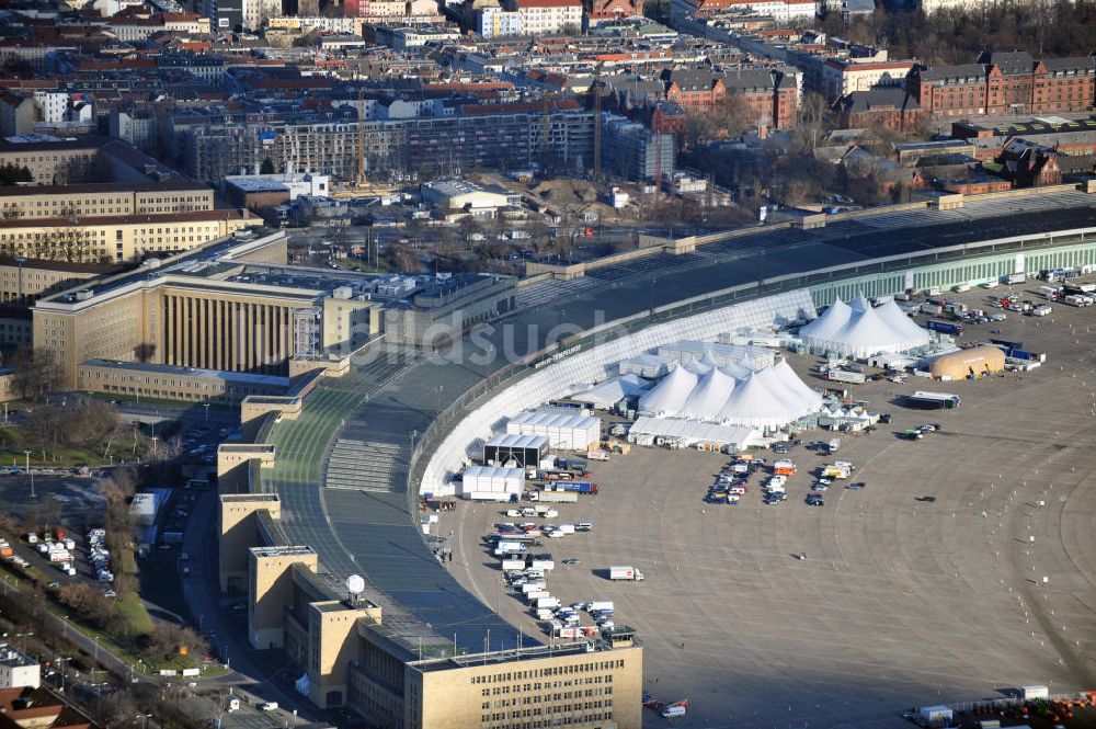 Berlin von oben - Aufbauarbeiten zur Fachmesse Bread & Butter auf dem ehemaligen Flughafen Berlin - Tempelhof