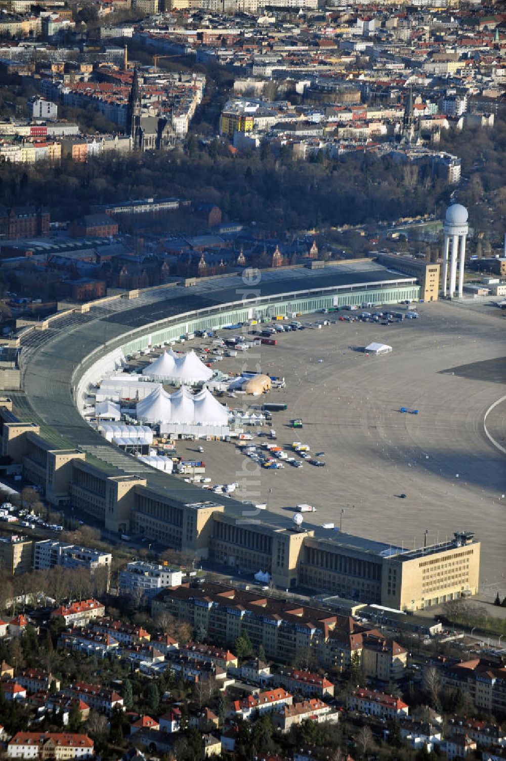 Berlin aus der Vogelperspektive: Aufbauarbeiten zur Fachmesse Bread & Butter auf dem ehemaligen Flughafen Berlin - Tempelhof