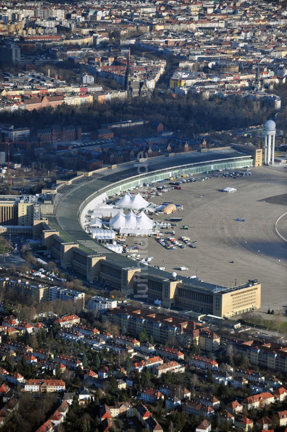 Luftbild Berlin - Aufbauarbeiten zur Fachmesse Bread & Butter auf dem ehemaligen Flughafen Berlin - Tempelhof