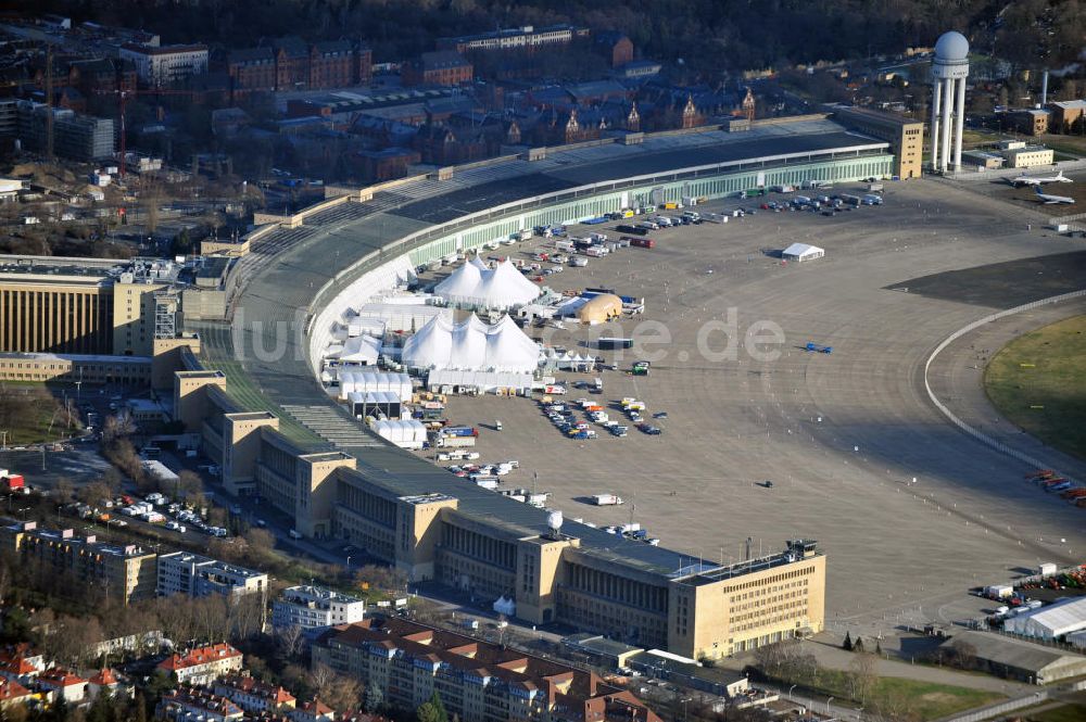 Luftaufnahme Berlin - Aufbauarbeiten zur Fachmesse Bread & Butter auf dem ehemaligen Flughafen Berlin - Tempelhof