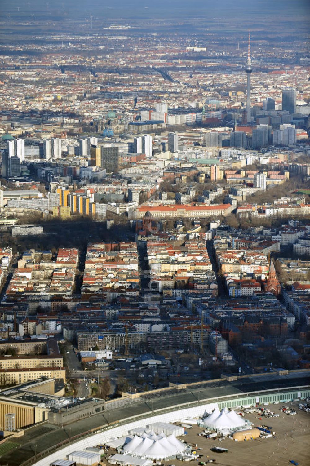 Berlin von oben - Aufbauarbeiten zur Fachmesse Bread & Butter auf dem ehemaligen Flughafen Berlin - Tempelhof