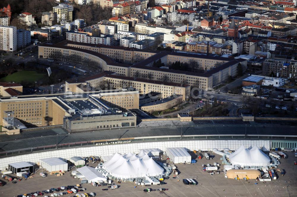 Berlin aus der Vogelperspektive: Aufbauarbeiten zur Fachmesse Bread & Butter auf dem ehemaligen Flughafen Berlin - Tempelhof