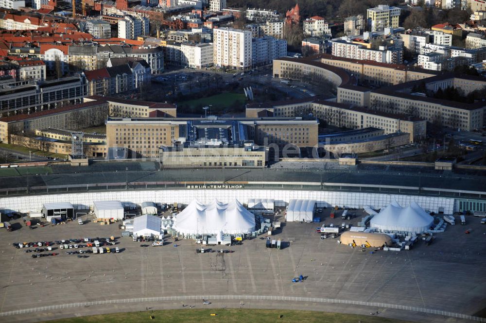 Luftbild Berlin - Aufbauarbeiten zur Fachmesse Bread & Butter auf dem ehemaligen Flughafen Berlin - Tempelhof