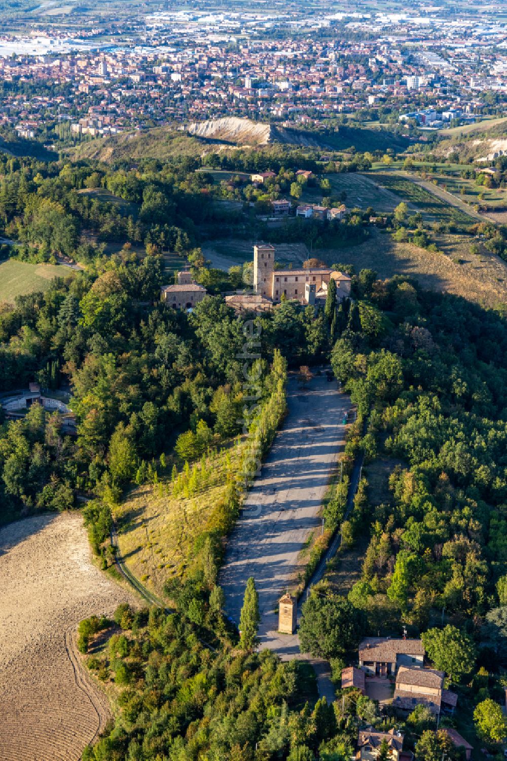 Sassuolo aus der Vogelperspektive: Auffahrt zur Burganlage des Schloss Montegibbio Castello di Montegibbio in Sassuolo in Emilia-Romagna, Italien