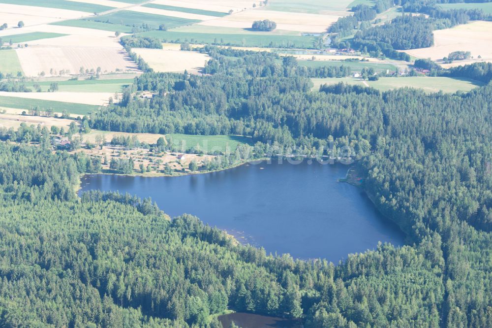 Plößberg von oben - Aufgelassener Campingplatz am Seeufer Plößberger Weiher in Plößberg im Bundesland Bayern, Deutschland