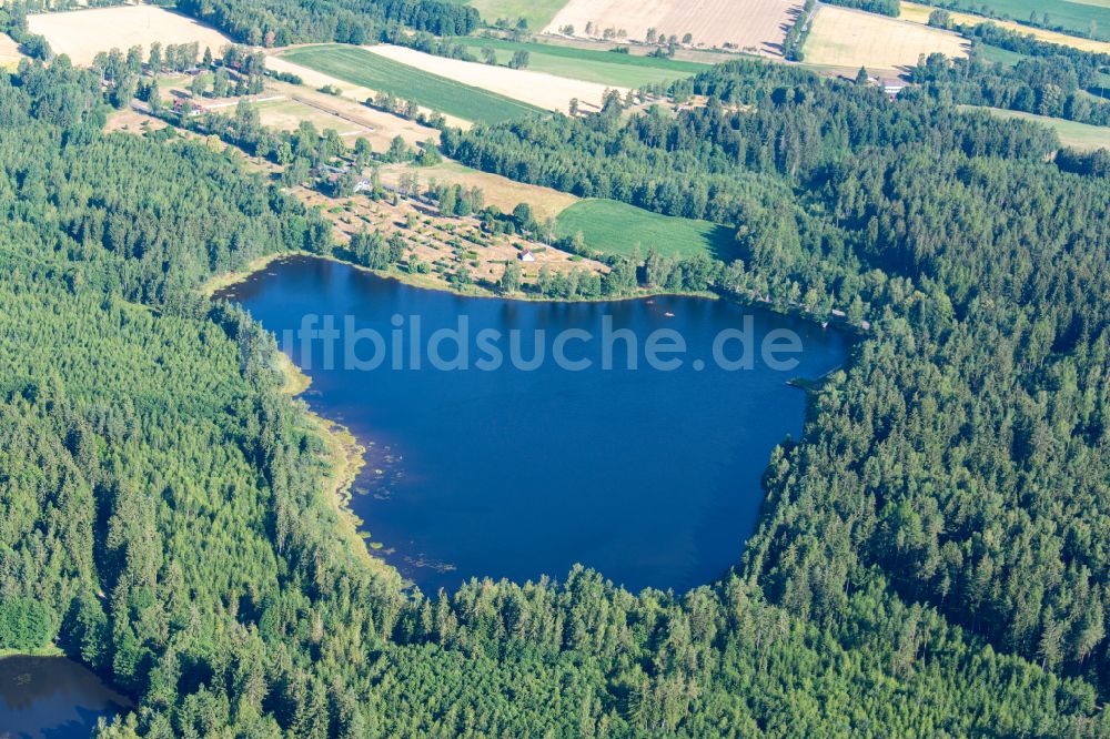 Plößberg aus der Vogelperspektive: Aufgelassener Campingplatz am Seeufer Plößberger Weiher in Plößberg im Bundesland Bayern, Deutschland