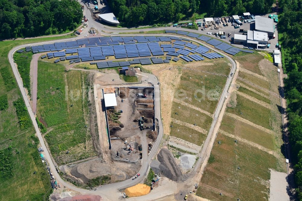 Freiburg im Breisgau aus der Vogelperspektive: Aufgeschüttete ehemalige Mülldeponie Eichelbuck ist Abfall- Umschlagstation für Abfälle und Müll, aber auch Solarkraftwerk in Freiburg im Breisgau im Bundesland Baden-Württemberg, Deutschland