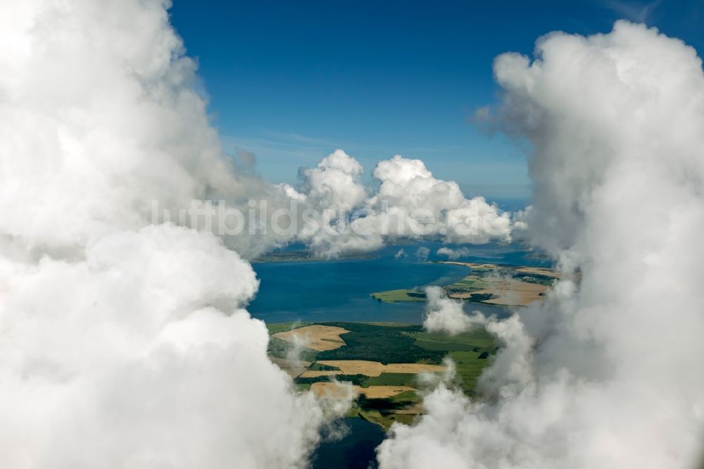 Ummanz von oben - Aufgetürmte Cumulus- Wolken Formation vor der Ostsee- Küste vor Ummanz auf der Insel Rügen im Bundesland Mecklenburg-Vorpommern