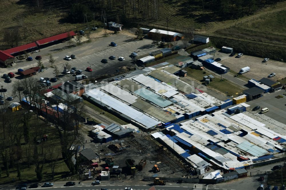 Luftbild Osinów Dolny - Aufräumarbeiten nach Großbrand im Einkaufszentrum bei Osinow Dolny in Westpommern Polen im Grenzgebiet am Ufer der Oder zu Hohenwutzen im Bundesland Brandenburg