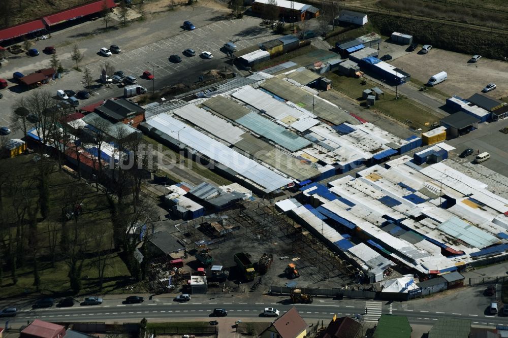 Luftaufnahme Osinów Dolny - Aufräumarbeiten nach Großbrand im Einkaufszentrum bei Osinow Dolny in Westpommern Polen im Grenzgebiet am Ufer der Oder zu Hohenwutzen im Bundesland Brandenburg