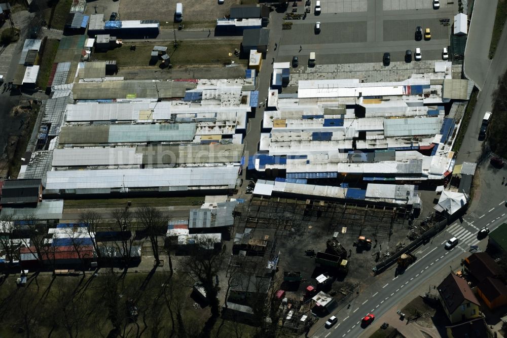 Luftbild Osinów Dolny - Aufräumarbeiten nach Großbrand im Einkaufszentrum bei Osinow Dolny in Westpommern Polen im Grenzgebiet am Ufer der Oder zu Hohenwutzen im Bundesland Brandenburg