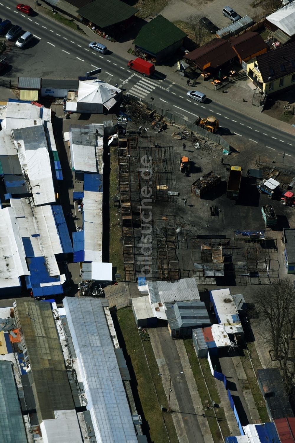 Osinów Dolny aus der Vogelperspektive: Aufräumarbeiten nach Großbrand im Einkaufszentrum bei Osinow Dolny in Westpommern Polen im Grenzgebiet am Ufer der Oder zu Hohenwutzen im Bundesland Brandenburg