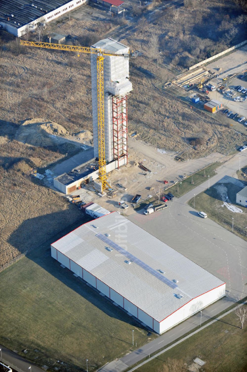 Schönefeld von oben - Aufstockung ASR-Turm am Flughafen Berlin Schönefeld (BBI)