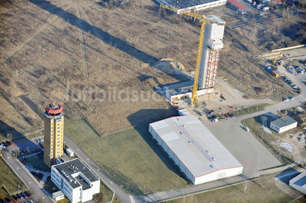 Schönefeld aus der Vogelperspektive: Aufstockung ASR-Turm am Flughafen Berlin Schönefeld (BBI)