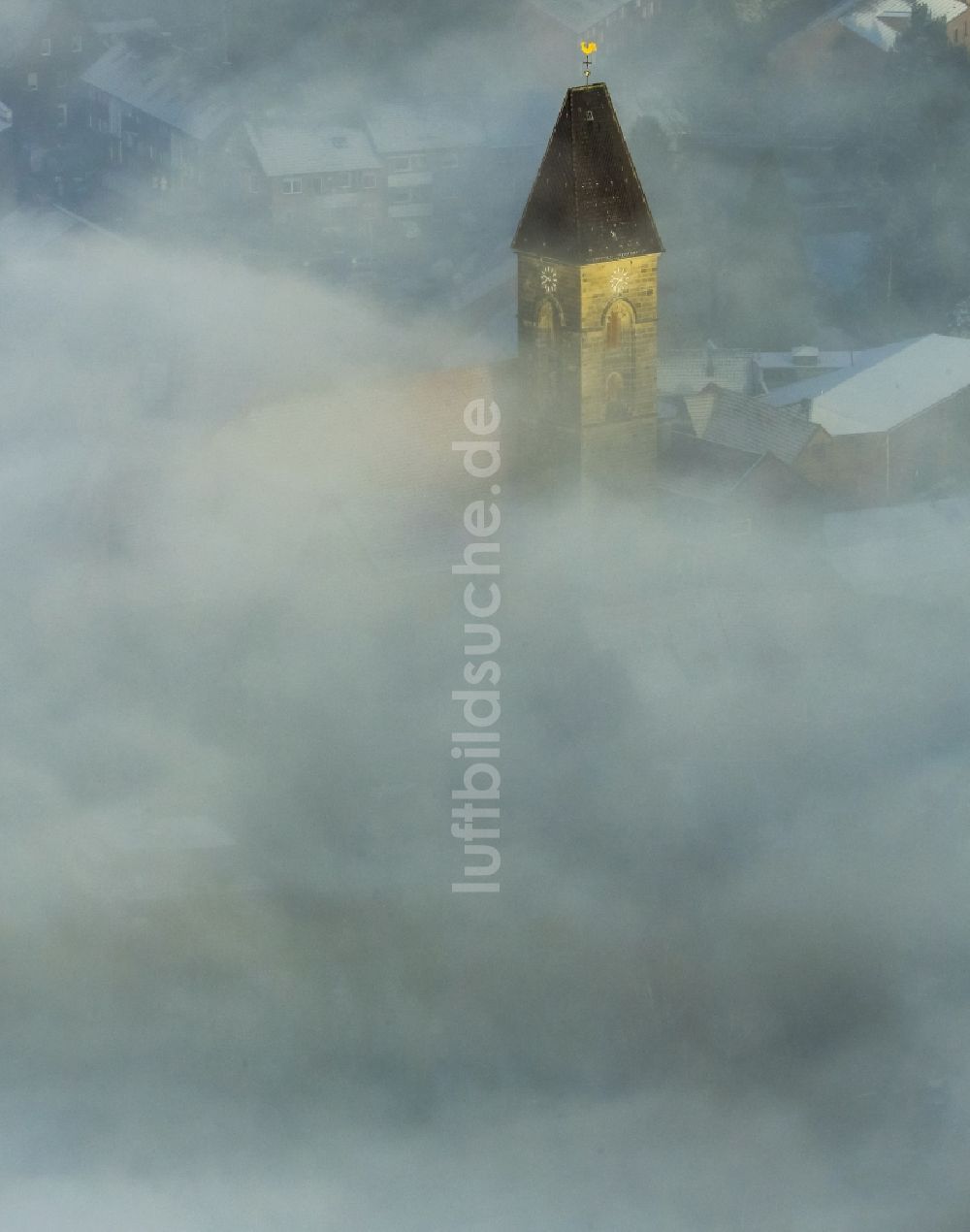 Luftbild Hamm - Aus der Nebelwolkendecke herausragende Turmspitze der Evangelische Pauluskirche in Hamm im Bundesland Nordrhein-Westfalen