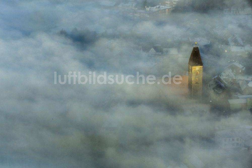 Luftaufnahme Hamm - Aus der Nebelwolkendecke herausragende Turmspitze der Evangelische Pauluskirche in Hamm im Bundesland Nordrhein-Westfalen