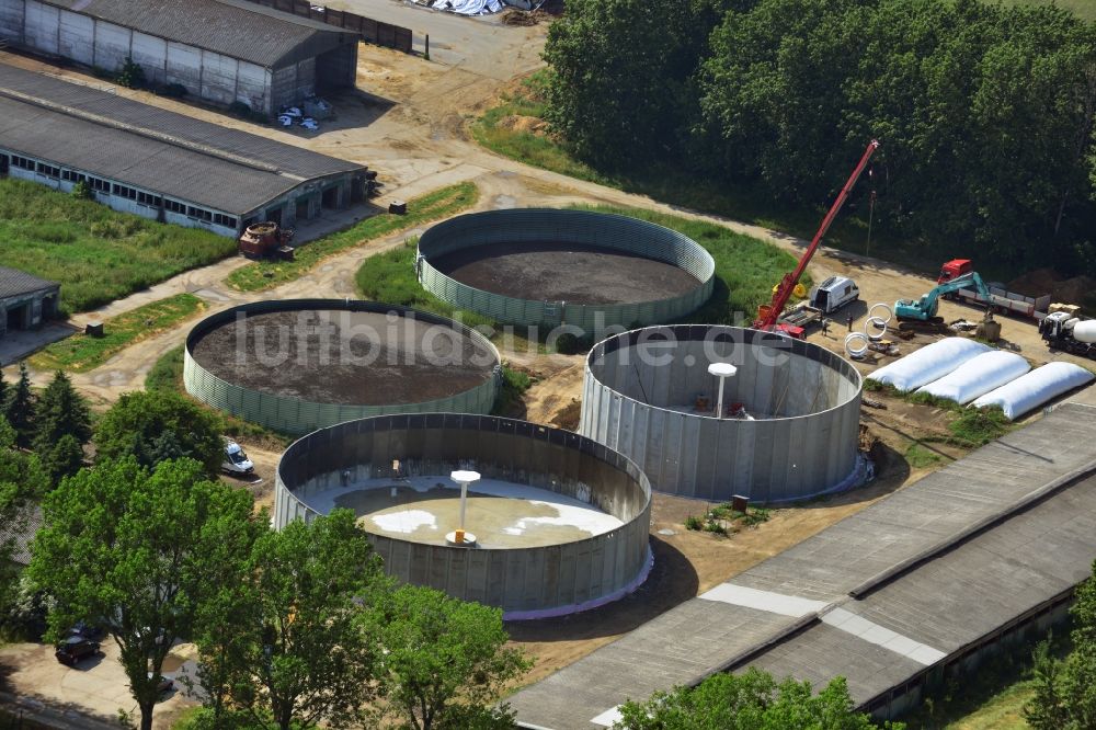 Luftaufnahme Werneuchen - Aus- und Neubau der Biogas - Sammelbecken der Schweine- und Rindermastanlage an der Wegendorfer Straße in Werneuchen in Brandenburg