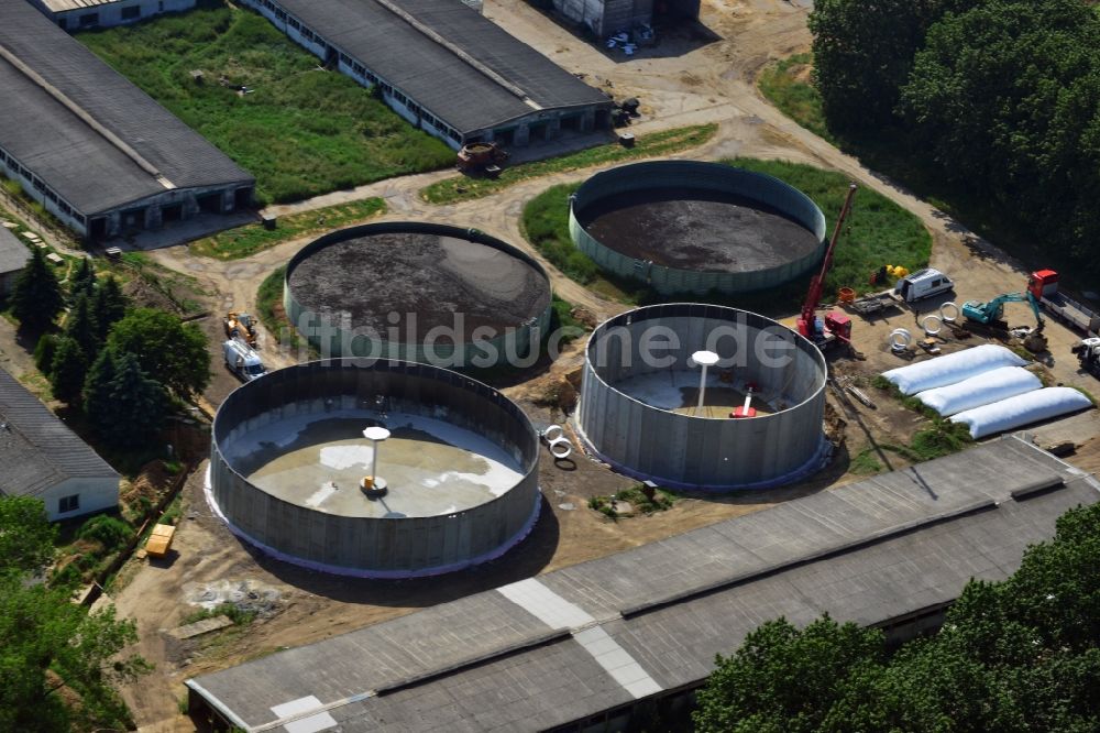 Werneuchen aus der Vogelperspektive: Aus- und Neubau der Biogas - Sammelbecken der Schweine- und Rindermastanlage an der Wegendorfer Straße in Werneuchen in Brandenburg