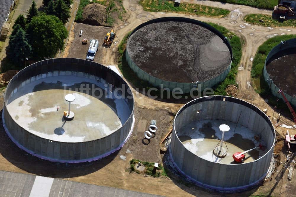 Luftbild Werneuchen - Aus- und Neubau der Biogas - Sammelbecken der Schweine- und Rindermastanlage an der Wegendorfer Straße in Werneuchen in Brandenburg