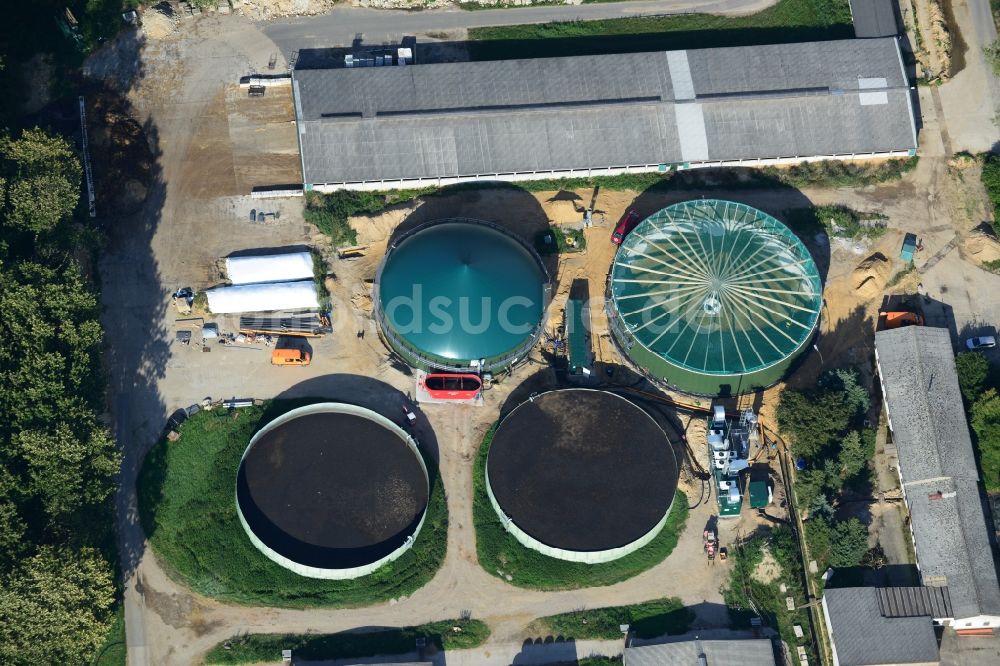 Werneuchen von oben - Aus- und Neubau der Biogas - Sammelbecken der Schweine- und Rindermastanlage an der Wegendorfer Straße in Werneuchen in Brandenburg