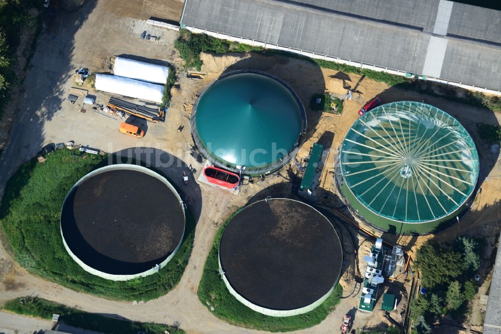 Werneuchen aus der Vogelperspektive: Aus- und Neubau der Biogas - Sammelbecken der Schweine- und Rindermastanlage an der Wegendorfer Straße in Werneuchen in Brandenburg