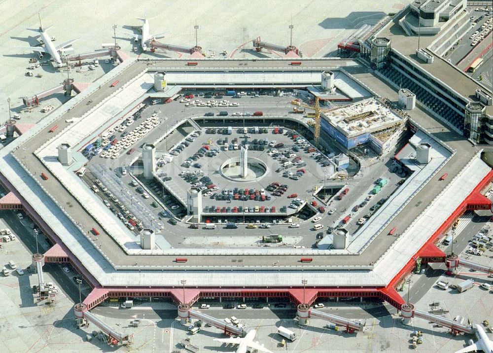 Luftaufnahme Berlin - Ausbau der Abfertigungseinrichtungen auf dem Flughafen Berlin - Tegel.