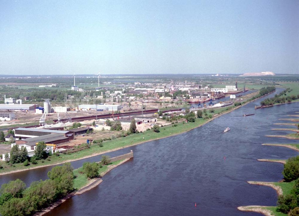 Magdeburg / Sachsen - Anhalt aus der Vogelperspektive: Ausbau des Abstiegskanales am Binnenhafen Magdeburg in Sachsen - Anhalt