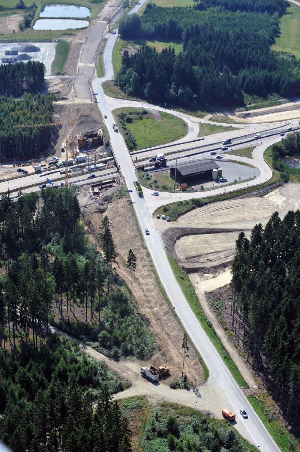 Dittersdorf von oben - Ausbau- Arbeiten und Baustellen an der Streckenführung der BAB Bundesautobahn A9 bei Dittersdorf in Thüringen