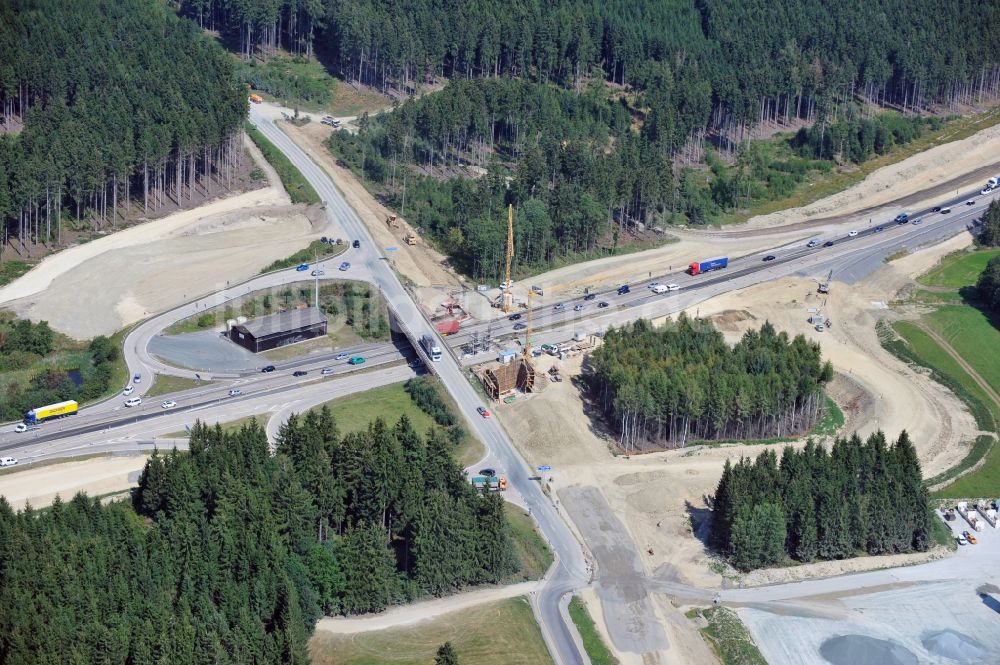 Dittersdorf aus der Vogelperspektive: Ausbau- Arbeiten und Baustellen an der Streckenführung der BAB Bundesautobahn A9 bei Dittersdorf in Thüringen