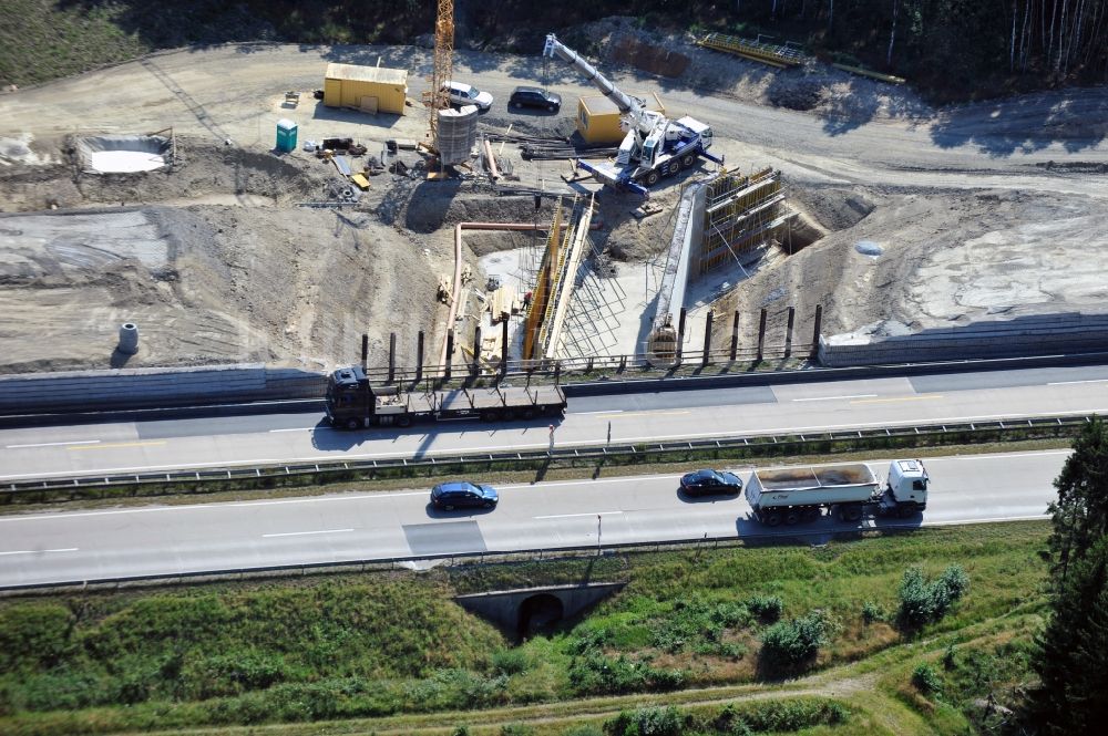 Dittersdorf aus der Vogelperspektive: Ausbau- Arbeiten und Baustellen an der Streckenführung der BAB Bundesautobahn A9 bei Dittersdorf in Thüringen