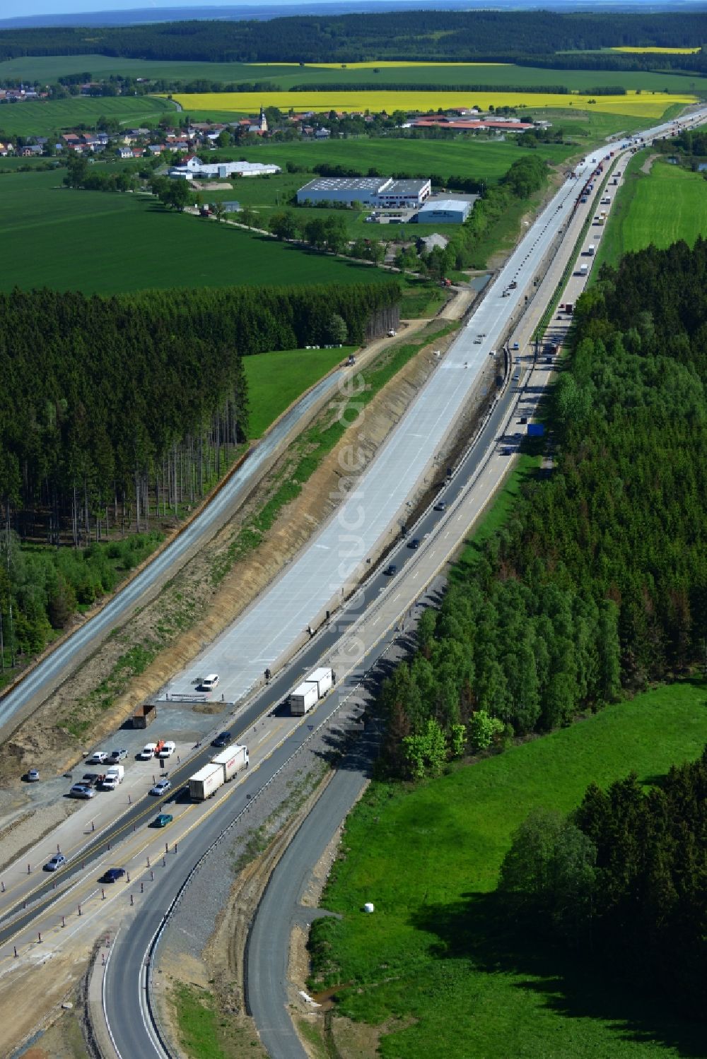 Dittersdorf aus der Vogelperspektive: Ausbau- Arbeiten und Baustellen an der Streckenführung der BAB Bundesautobahn A9 bei Dittersdorf in Thüringen