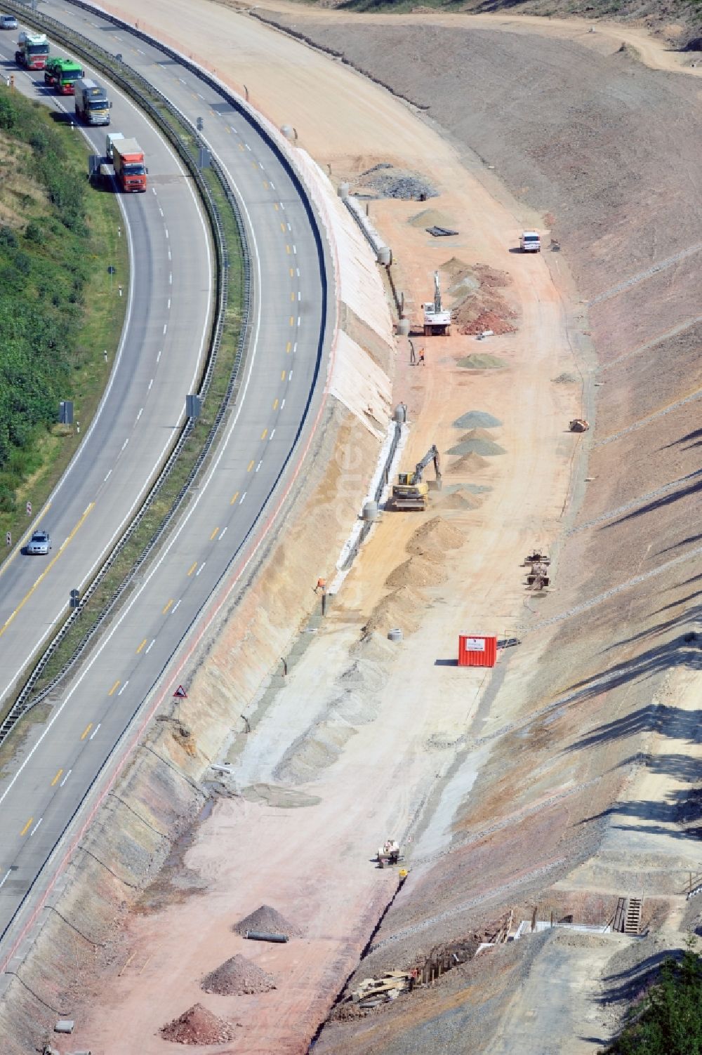 Köthnitz aus der Vogelperspektive: Ausbau- Arbeiten und Baustellen an der Streckenführung der BAB Bundesautobahn A9 bei Köthnitz in Thüringen