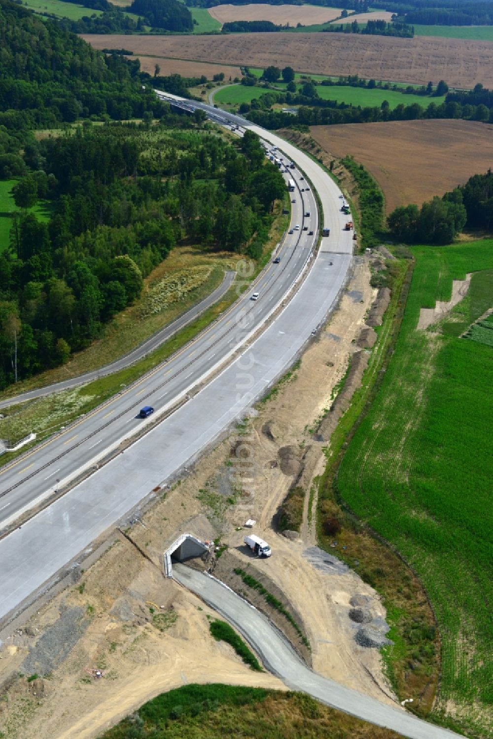 Mönchgrün von oben - Ausbau- Arbeiten und Baustellen an der Streckenführung der BAB Bundesautobahn A9 bei Mönchgrün in Thüringen