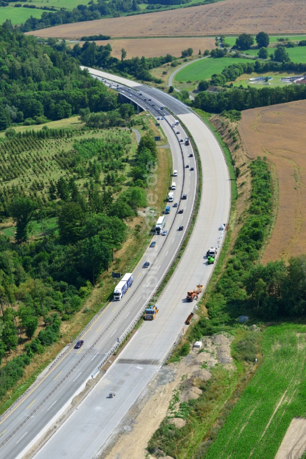 Mönchgrün aus der Vogelperspektive: Ausbau- Arbeiten und Baustellen an der Streckenführung der BAB Bundesautobahn A9 bei Mönchgrün in Thüringen