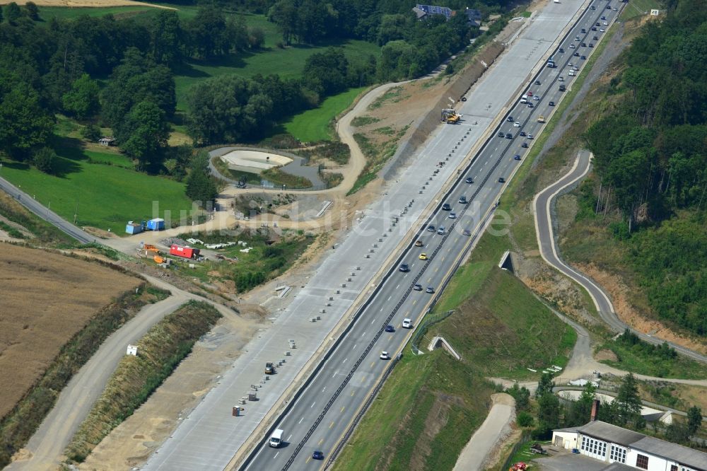 Mönchgrün aus der Vogelperspektive: Ausbau- Arbeiten und Baustellen an der Streckenführung der BAB Bundesautobahn A9 bei Mönchgrün in Thüringen