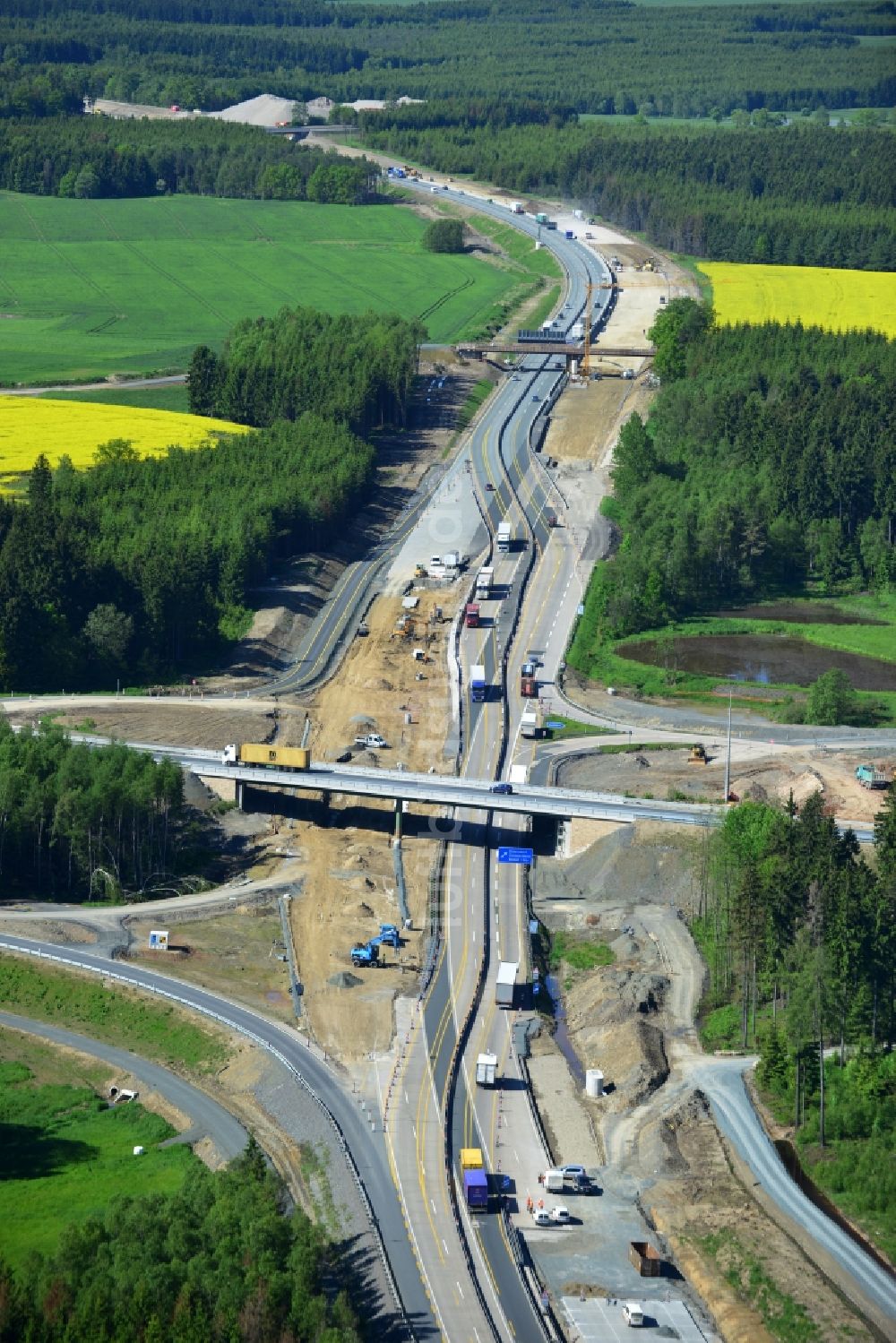 Moßbach von oben - Ausbau- Arbeiten und Baustellen an der Streckenführung der BAB Bundesautobahn A9 bei Moßbach in Thüringen