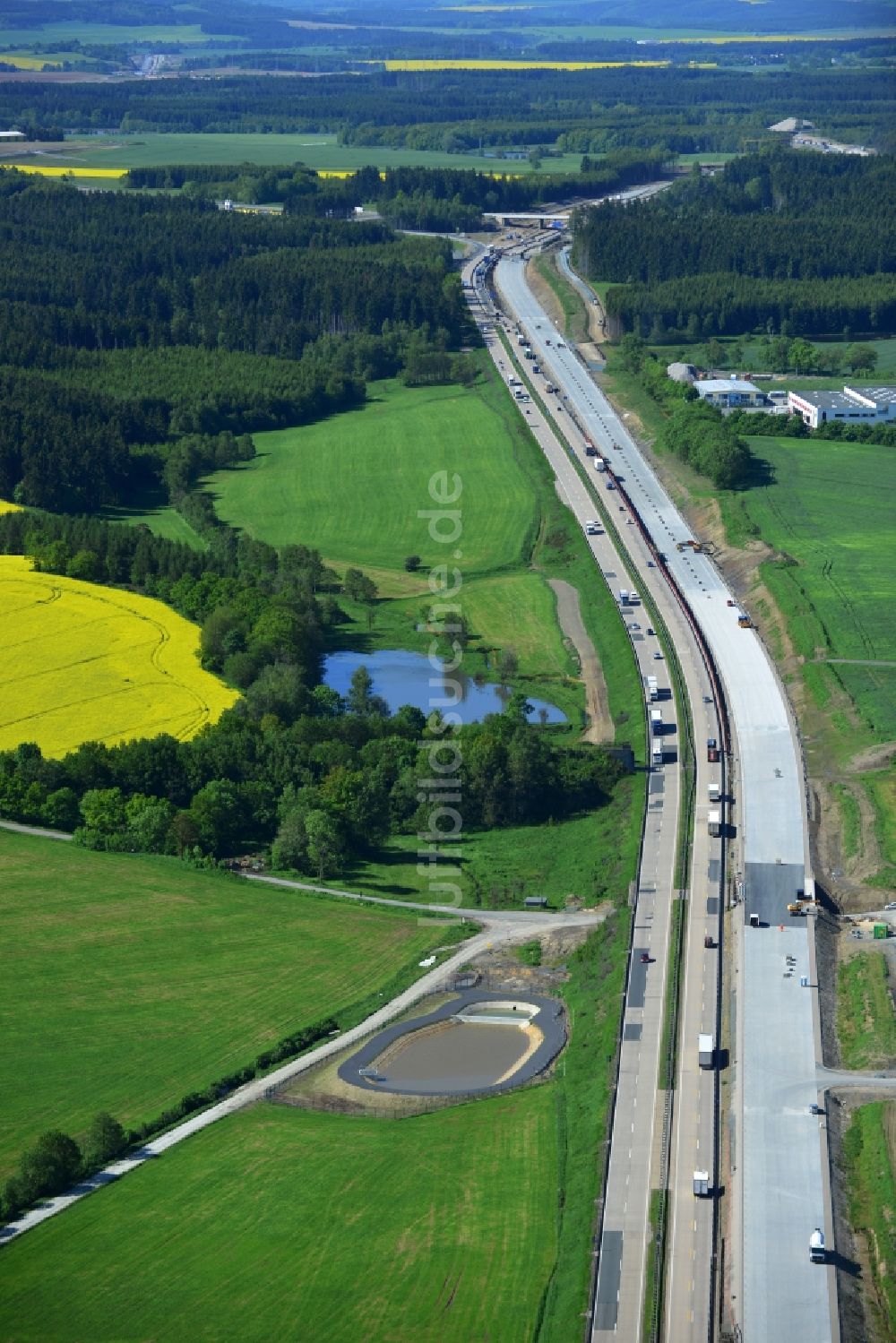 Moßbach aus der Vogelperspektive: Ausbau- Arbeiten und Baustellen an der Streckenführung der BAB Bundesautobahn A9 bei Moßbach in Thüringen