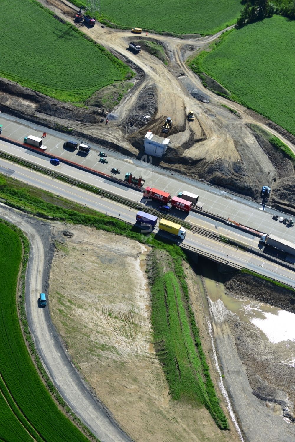 Schleiz aus der Vogelperspektive: Ausbau- Arbeiten und Baustellen an der Streckenführung der BAB Bundesautobahn A9 bei Schleiz in Thüringen