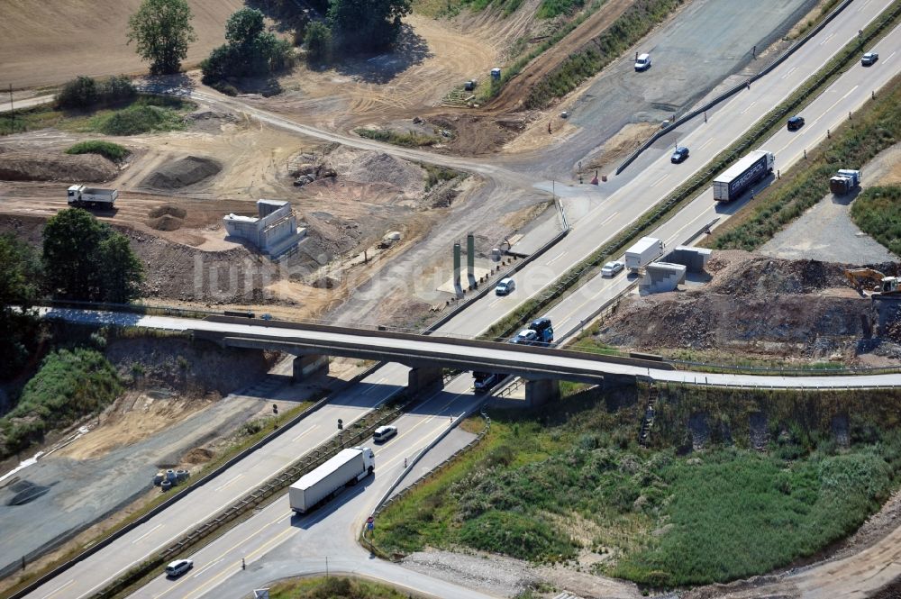 Triptis aus der Vogelperspektive: Ausbau- Arbeiten und Baustellen an der Streckenführung der BAB Bundesautobahn A9 bei Triptis in Thüringen