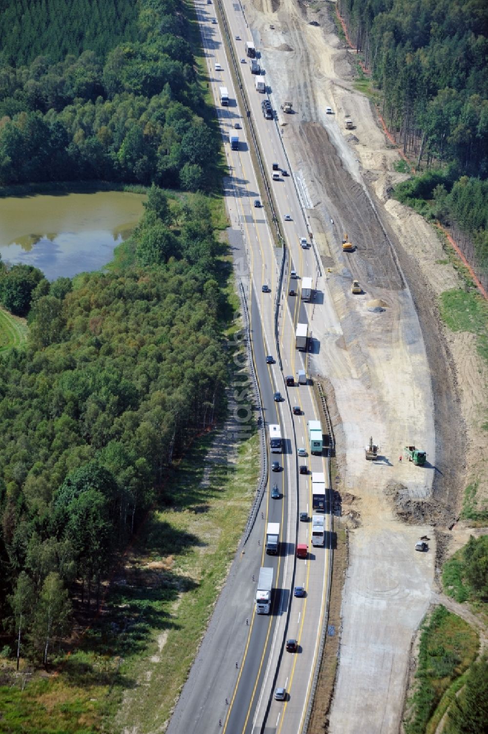 Wüstenwetzdorf von oben - Ausbau- Arbeiten und Baustellen an der Streckenführung der BAB Bundesautobahn A9 bei Wüstenwetzdorf in Thüringen