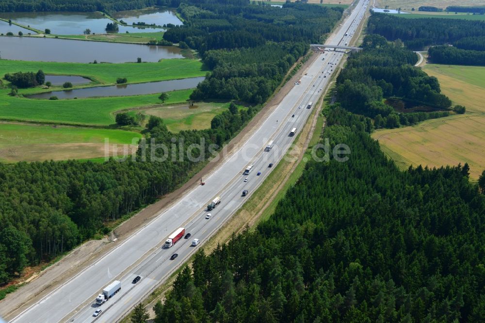 Wüstenwetzdorf von oben - Ausbau- Arbeiten und Baustellen an der Streckenführung der BAB Bundesautobahn A9 bei Wüstenwetzdorf in Thüringen