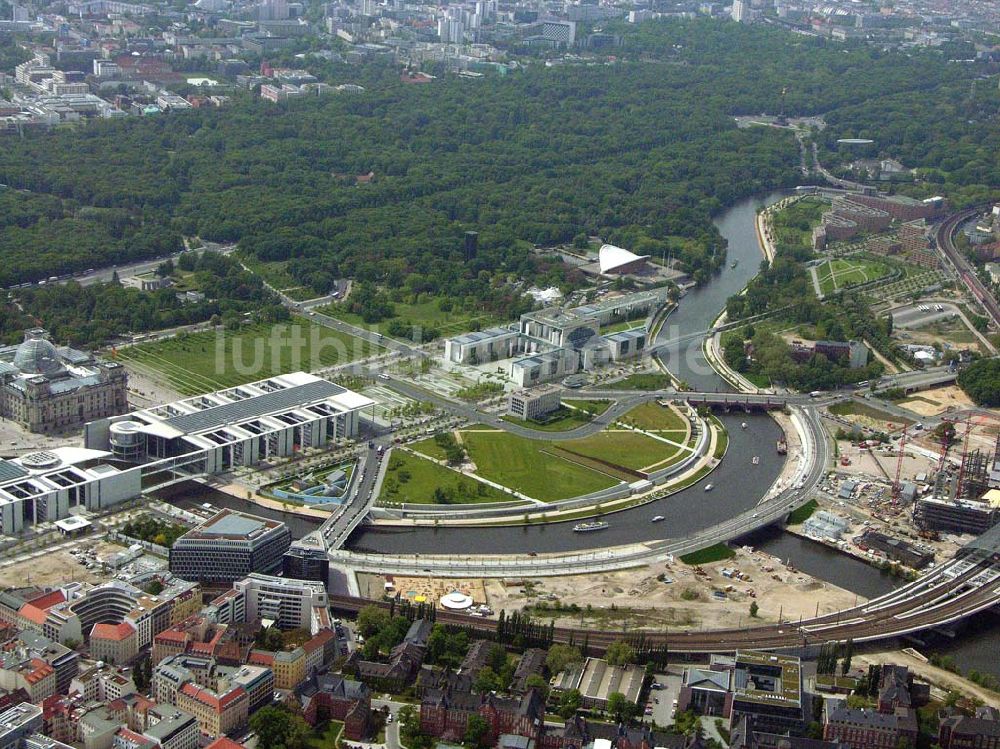 Berlin aus der Vogelperspektive: Ausbau des Berliner Hauptbahnhofes / Lehrter Bahnhof am Berliner Spreebogen zum Regierungsviertel in Berlin-Tiergarten