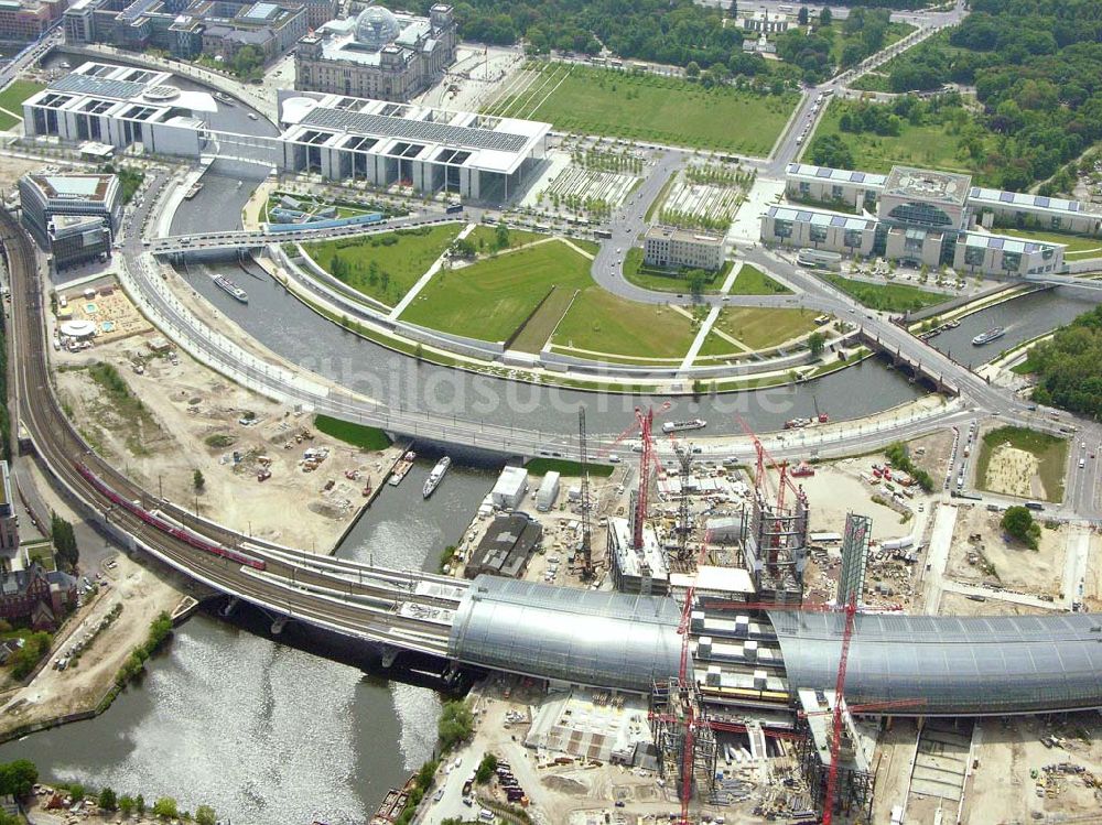 Luftaufnahme Berlin - Ausbau des Berliner Hauptbahnhofes / Lehrter Bahnhof am Berliner Spreebogen zum Regierungsviertel in Berlin-Tiergarten