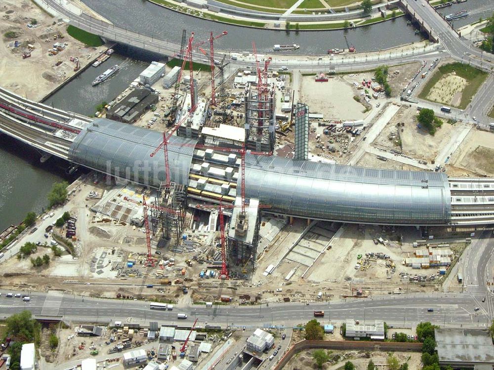 Berlin aus der Vogelperspektive: Ausbau des Berliner Hauptbahnhofes / Lehrter Bahnhof am Berliner Spreebogen zum Regierungsviertel in Berlin-Tiergarten