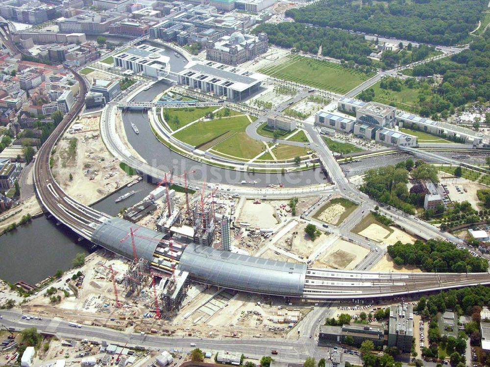 Luftbild Berlin - Ausbau des Berliner Hauptbahnhofes / Lehrter Bahnhof am Berliner Spreebogen zum Regierungsviertel in Berlin-Tiergarten