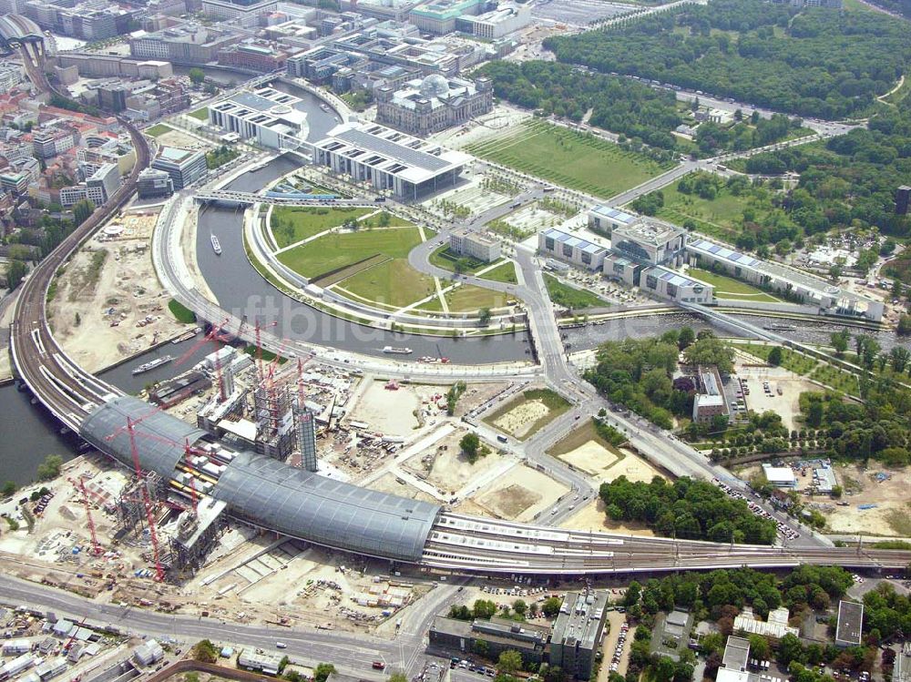 Luftaufnahme Berlin - Ausbau des Berliner Hauptbahnhofes / Lehrter Bahnhof am Berliner Spreebogen zum Regierungsviertel in Berlin-Tiergarten