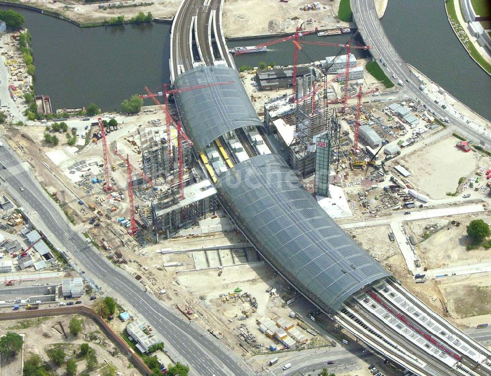 Berlin von oben - Ausbau des Berliner Hauptbahnhofes / Lehrter Bahnhof am Berliner Spreebogen zum Regierungsviertel in Berlin-Tiergarten